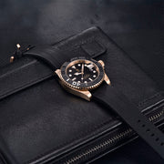 Pagani Design Explorer Black Gold Sport Edition — detalhe do relógio, imagem 3